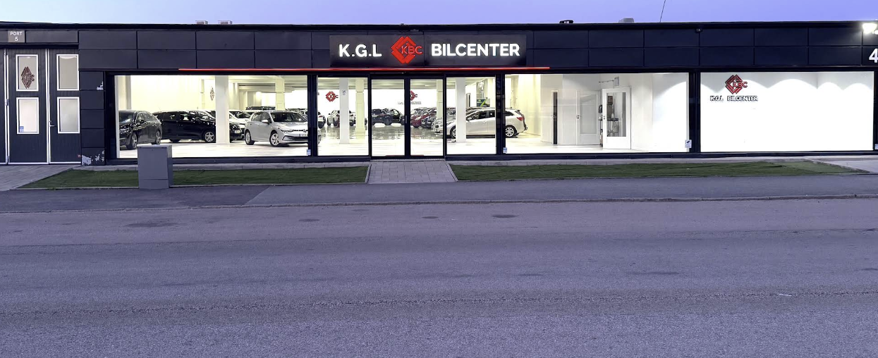 KGL Bilcenter byggnad med bilar i showroom